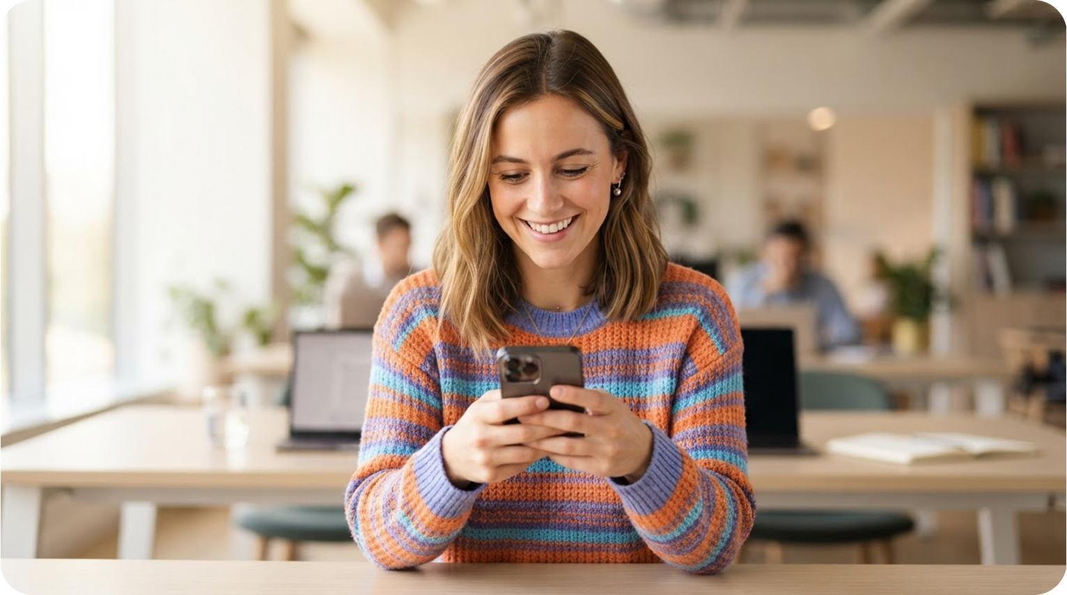 Una studentessa si esercita dal suo smartphone